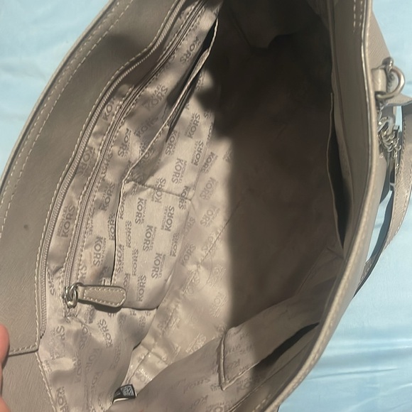 I’m sell it cause I had more de 10 bags in my closed , the color is grey color - Picture 5 of 7